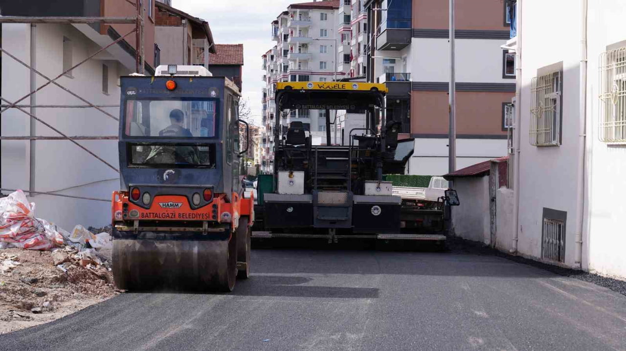 BATTALGAZİ’DE ASFALT ÇALIŞMALARI SÜRÜYOR