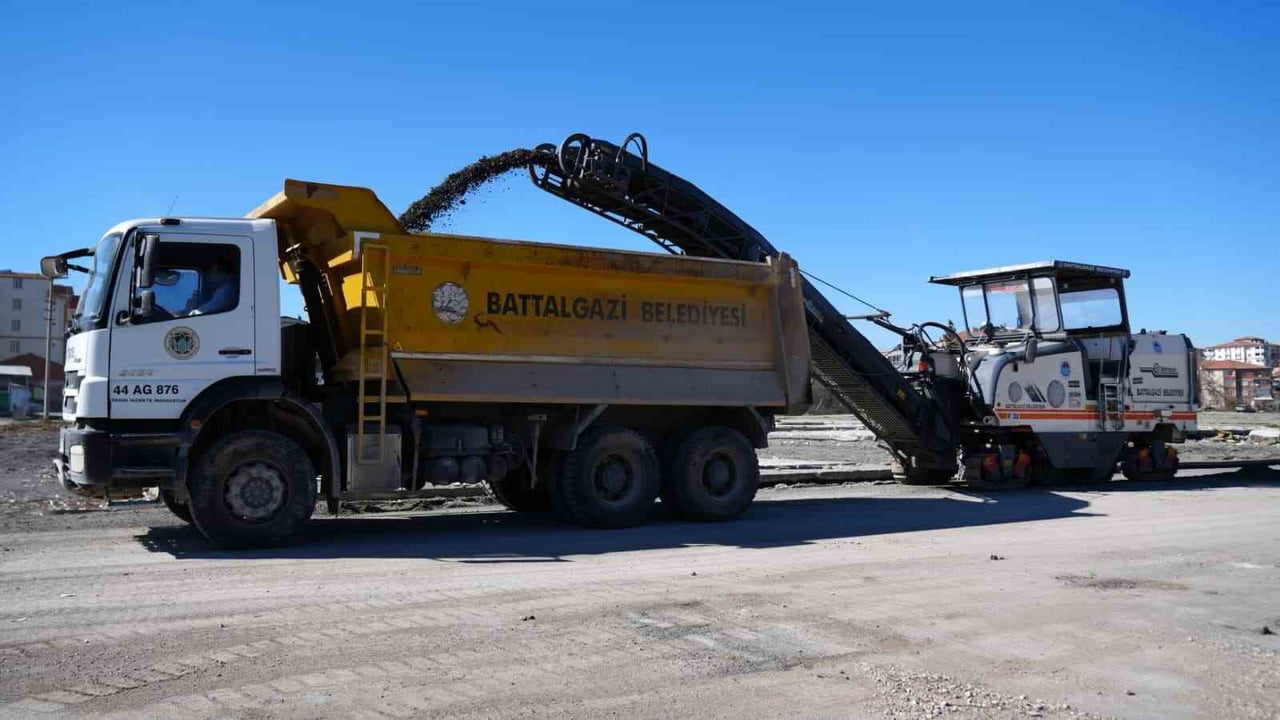 BATTALGAZİ’DE SÖKÜLEN ASFALT KIRSAL YOLLARDA DEĞERLENDİRİLİYOR