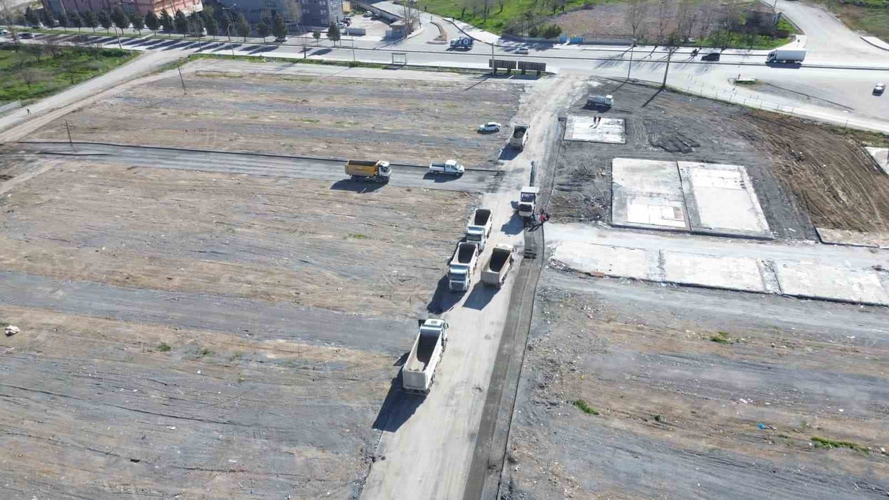 BATTALGAZİ’DE SÖKÜLEN ASFALT KIRSAL YOLLARDA DEĞERLENDİRİLİYOR