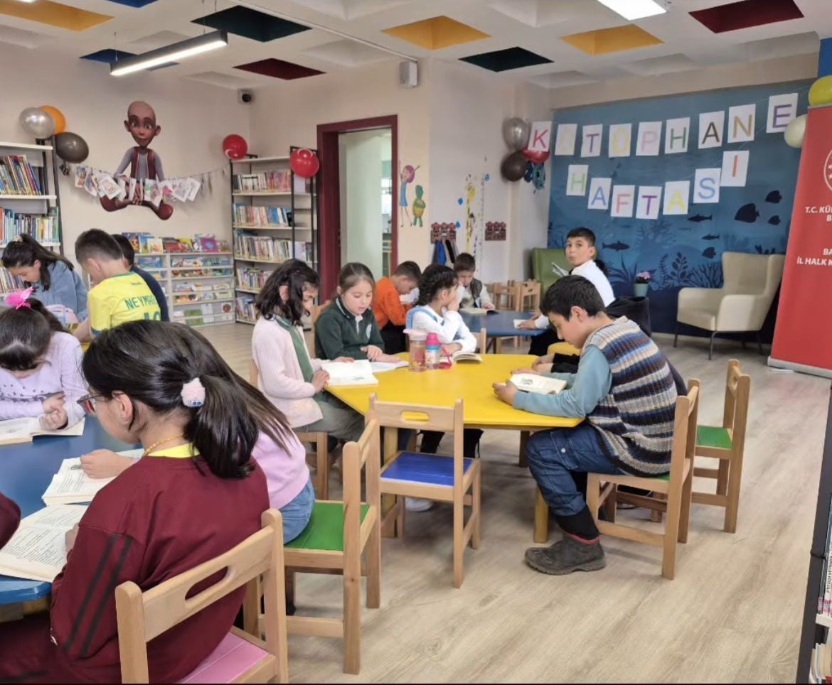 BAYBURT'TA ÖĞRENCİLER KÜTÜPHANELER HAFTASI'NDA KİTAPLA BULUŞTU