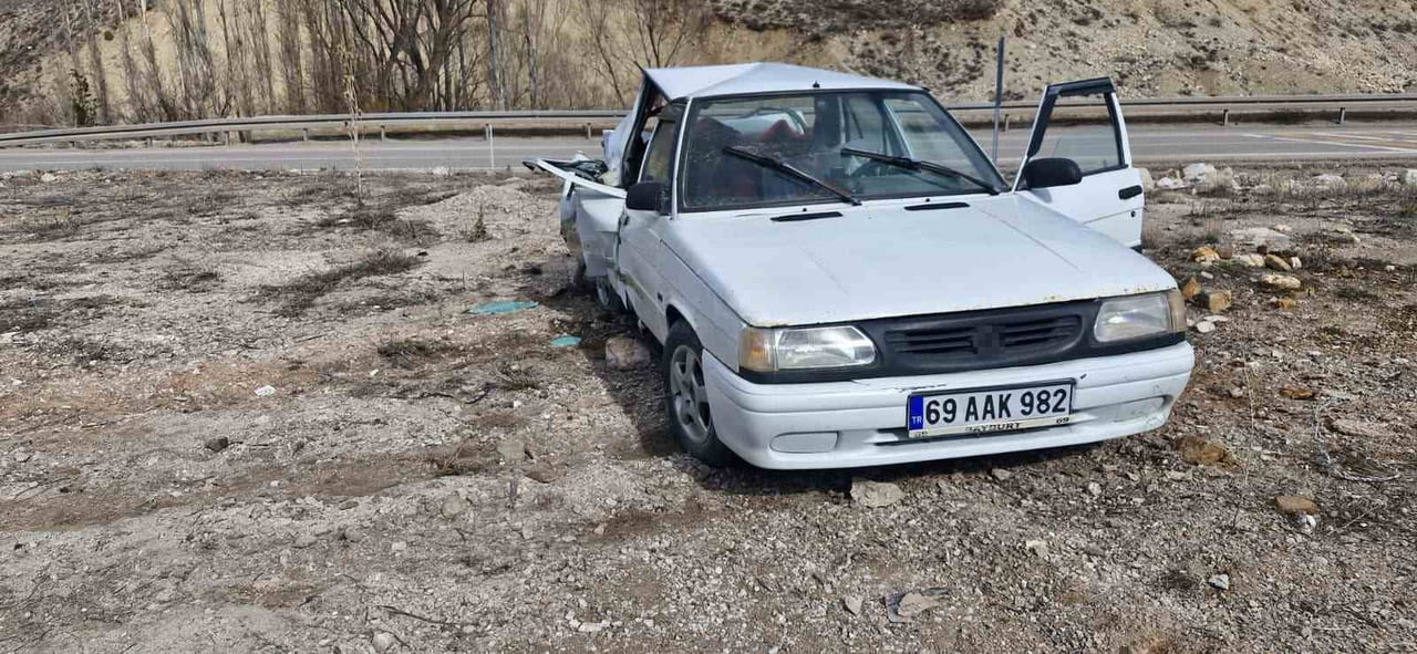 BAYBURT'TA TIR OTOMOBİLE ÇARPTI: 3 YARALI