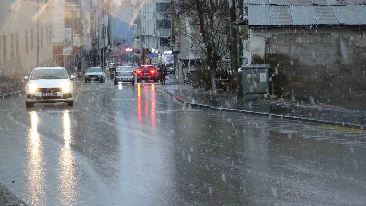 BAYBURT KENT MERKEZİNDE VE YÜKSEK KESİMLERDE KAR YAĞIŞI ETKİLİ OLDU