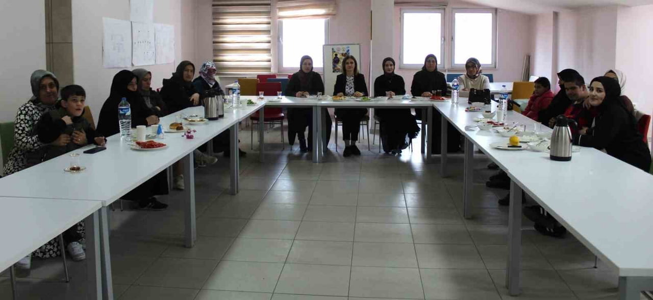 BAYBURT’TA ANNELERE OTİZMLİ ÇOCUKLARIN ERGENLİK SÜRECİ ANLATILDI