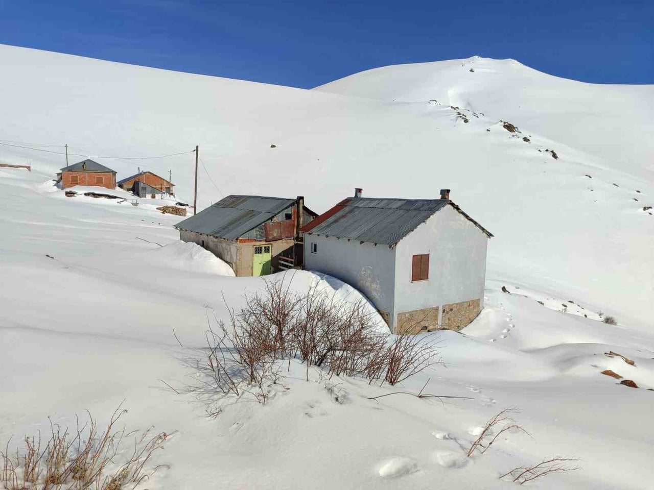 BAYBURT’TA AYILARIN TALAN ETTİĞİ YAYLA EVLERİNE ULAŞIM SAĞLANAMIYOR: KÖYLÜLER YOLUN AÇILMASINI...