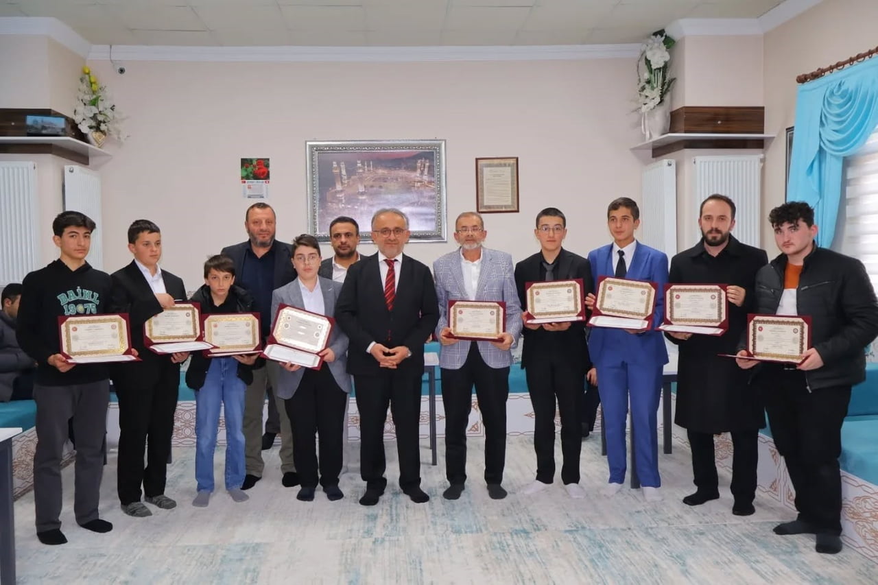 BAYBURT’TA HAFIZLIĞINI TAMAMLAYAN ÖĞRENCİLERE BELGELERİ VERİLDİ
