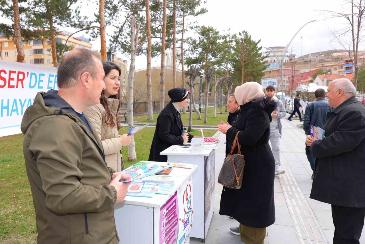 BAYBURT’TA KANSER HAFTASI KAPSAMINDA BİLGİLENDİRME STANDI AÇILDI