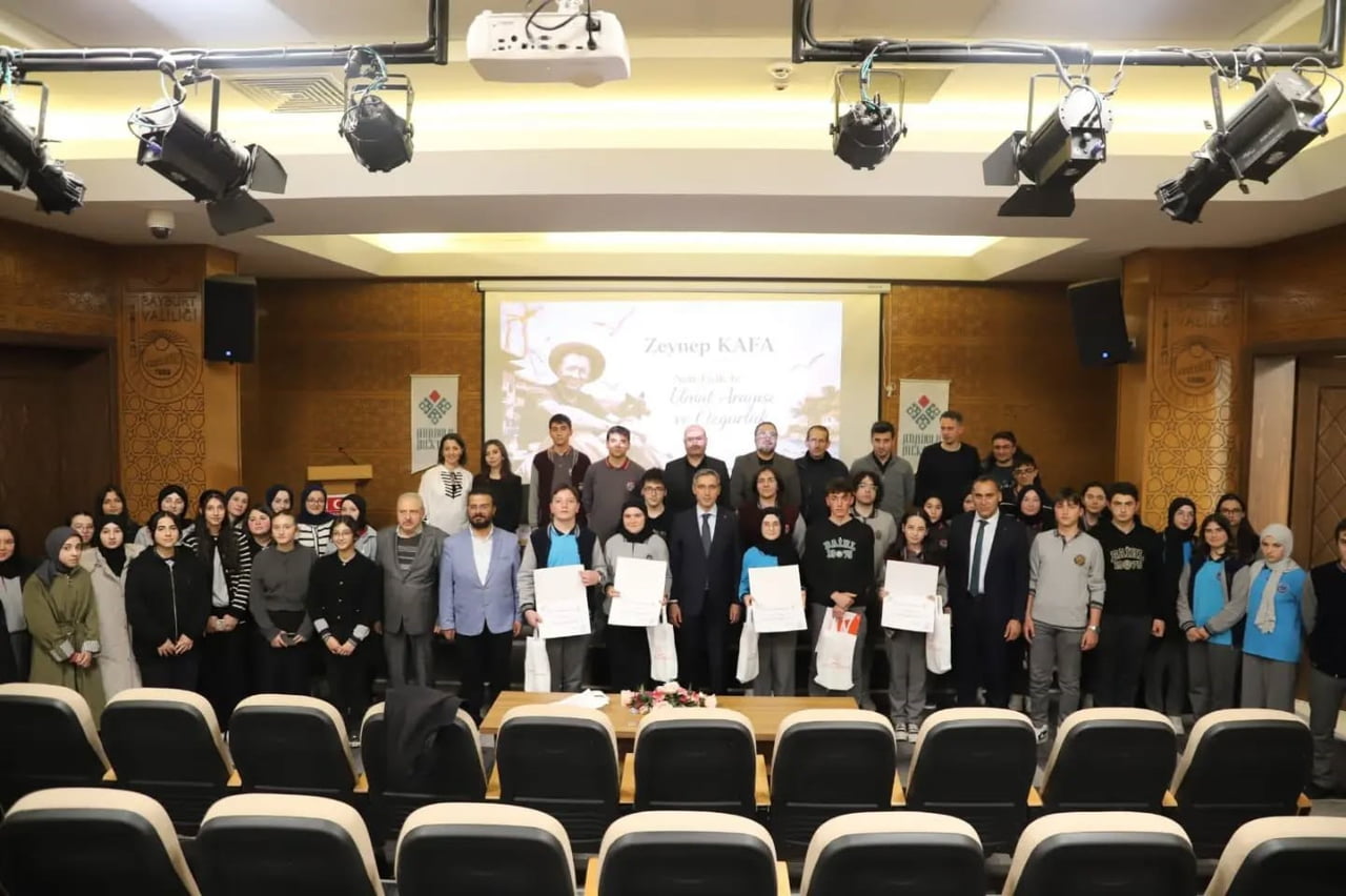 BAYBURT’TA ÖĞRENCİLER SAİT FAİK ABASIYANIK’I PANELDE ANLATTI