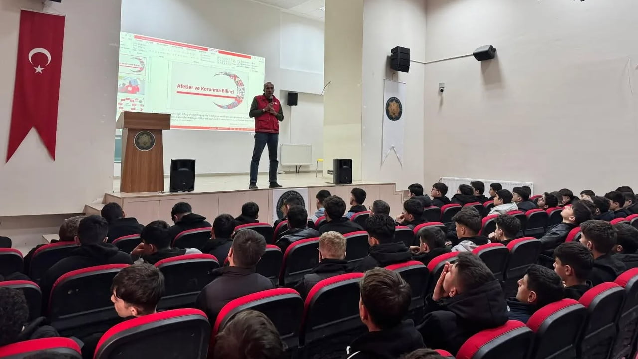 BAYBURT’TA ÖĞRENCİLERE AFET VE KORUNMA BİLİNCİ ANLATILDI