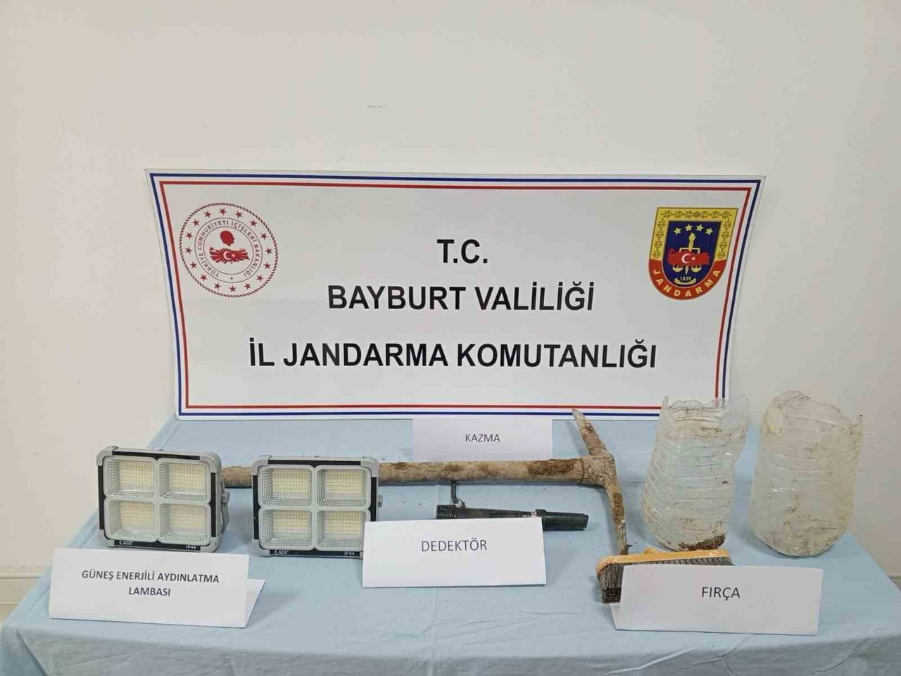 BAYBURT’TA SİT ALANINDA İZİNSİZ KAZI YAPAN 4 ŞÜPHELİ YAKALANDI