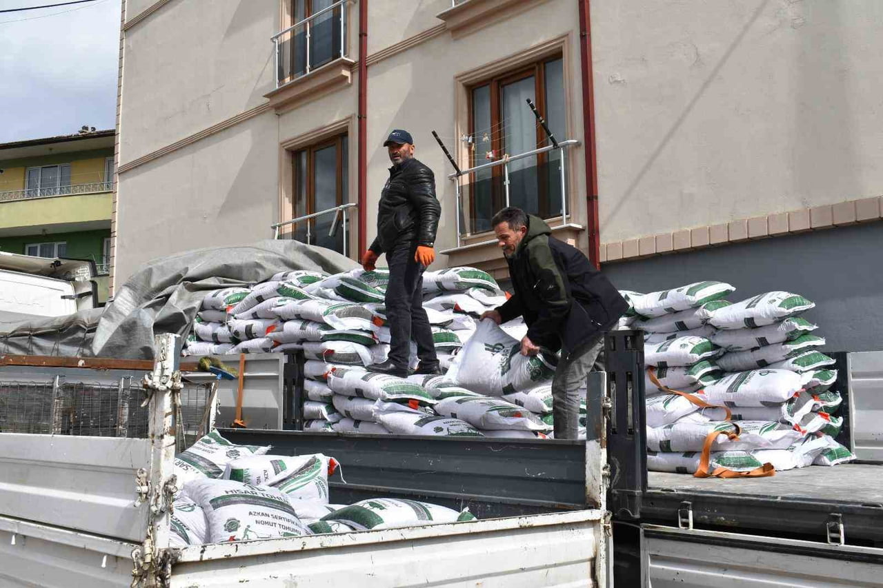 BAYBURT’TA ÜRETİCİLERE YÜZDE 75 HİBELİ NOHUT TOHUMU DAĞITILDI