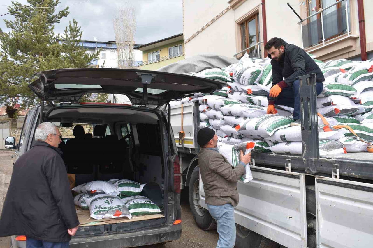 BAYBURT’TA ÜRETİCİLERE YÜZDE 75 HİBELİ NOHUT TOHUMU DAĞITILDI