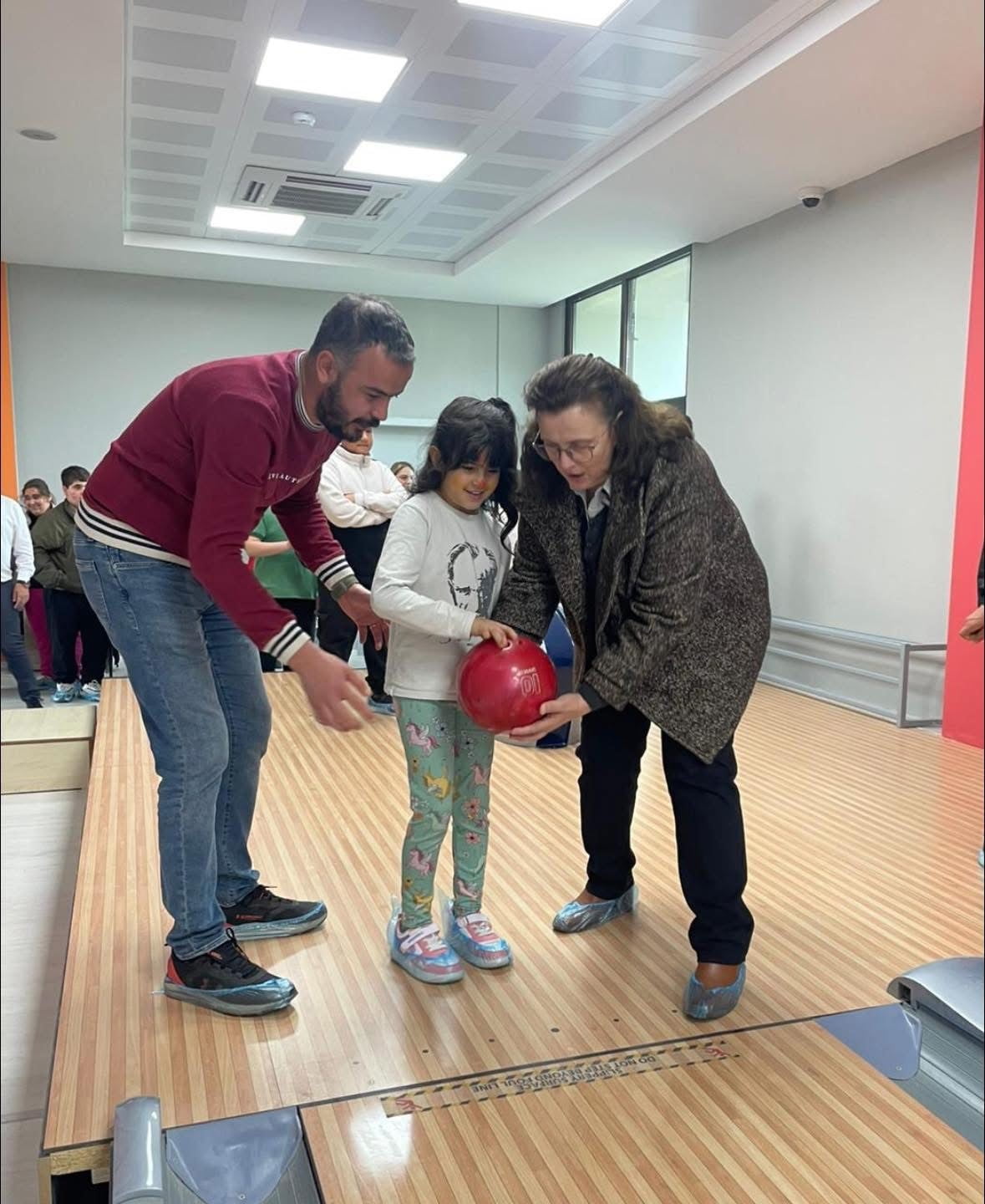 BAYINDIR’DA OTİZM FARKINDALIK GÜNÜ’NDE RENKLİ BOWLİNG ŞENLİĞİ