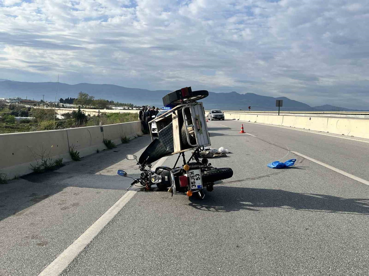 BAYINDIR İLÇESİNDE OTOMOBİLLE ÇARPIŞAN MOTOSİKLET SÜRÜCÜSÜ YARALANDI.