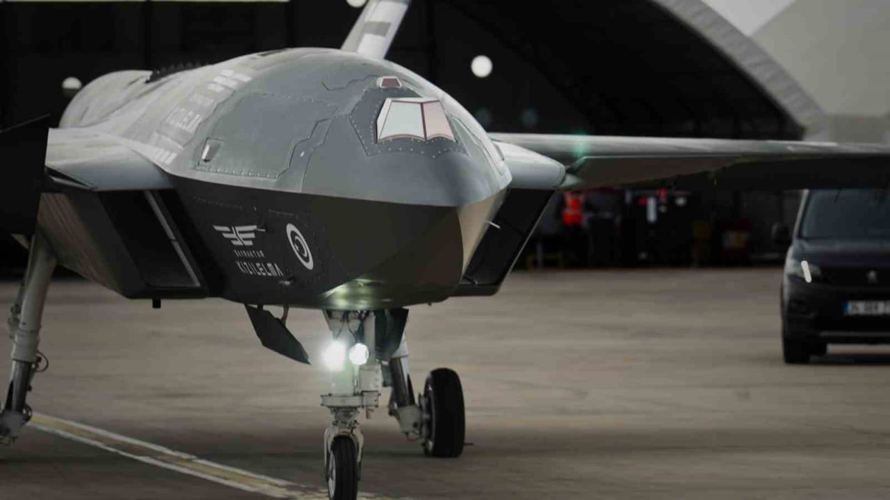 BAYRAKTAR KIZILELMA, ASELSAN KARAT KIZILÖTESİ ARAMA VE TAKİP SİSTEMİ (IRST) İLE TEST UÇUŞU...