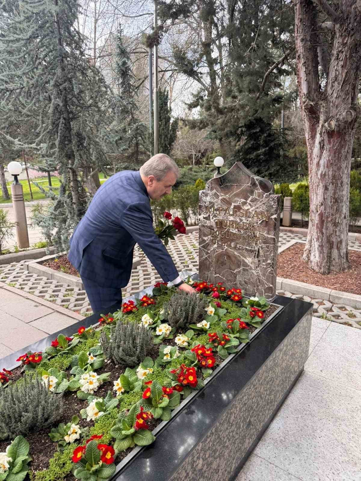 BBP GENEL BAŞKANI DESTİCİ, MHP KURUCU GENEL BAŞKANI ALPARSLAN TÜRKEŞ'İN VEFATININ 29'UNCU...