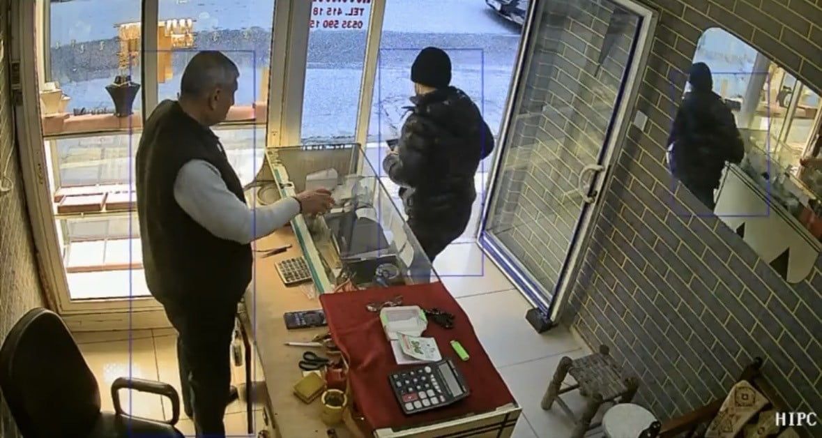 BEĞENDİĞİ YÜZÜĞÜ ELİNE ALAN ŞAHIS, FOTOĞRAF ÇEKME BAHANESİYLE DÜKKANDAN ÇIKARAK...