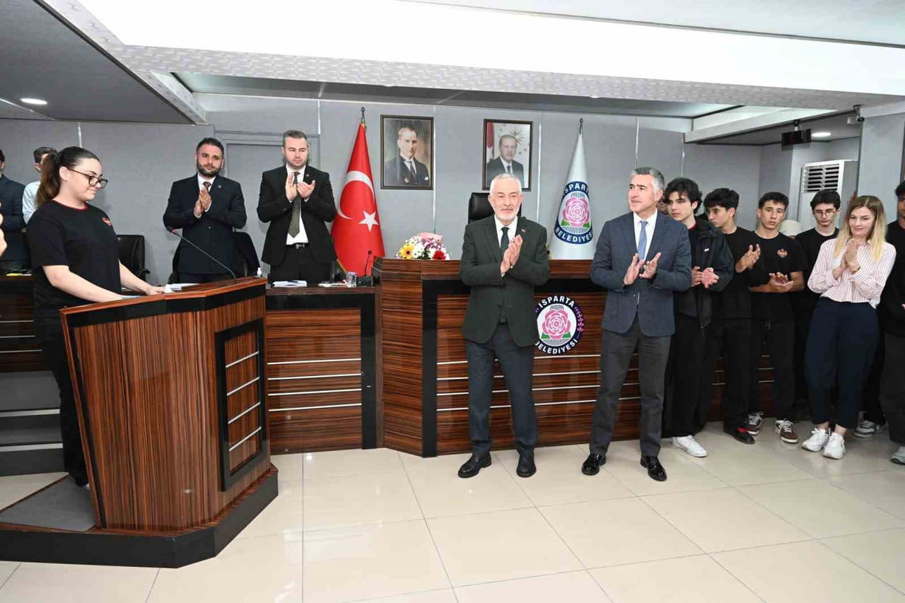 BELEDİYE BAŞKANI ŞÜKRÜ BAŞDEĞİRMEN, ÖĞRENCİLER VE MÜDÜR HAKAN DAĞ