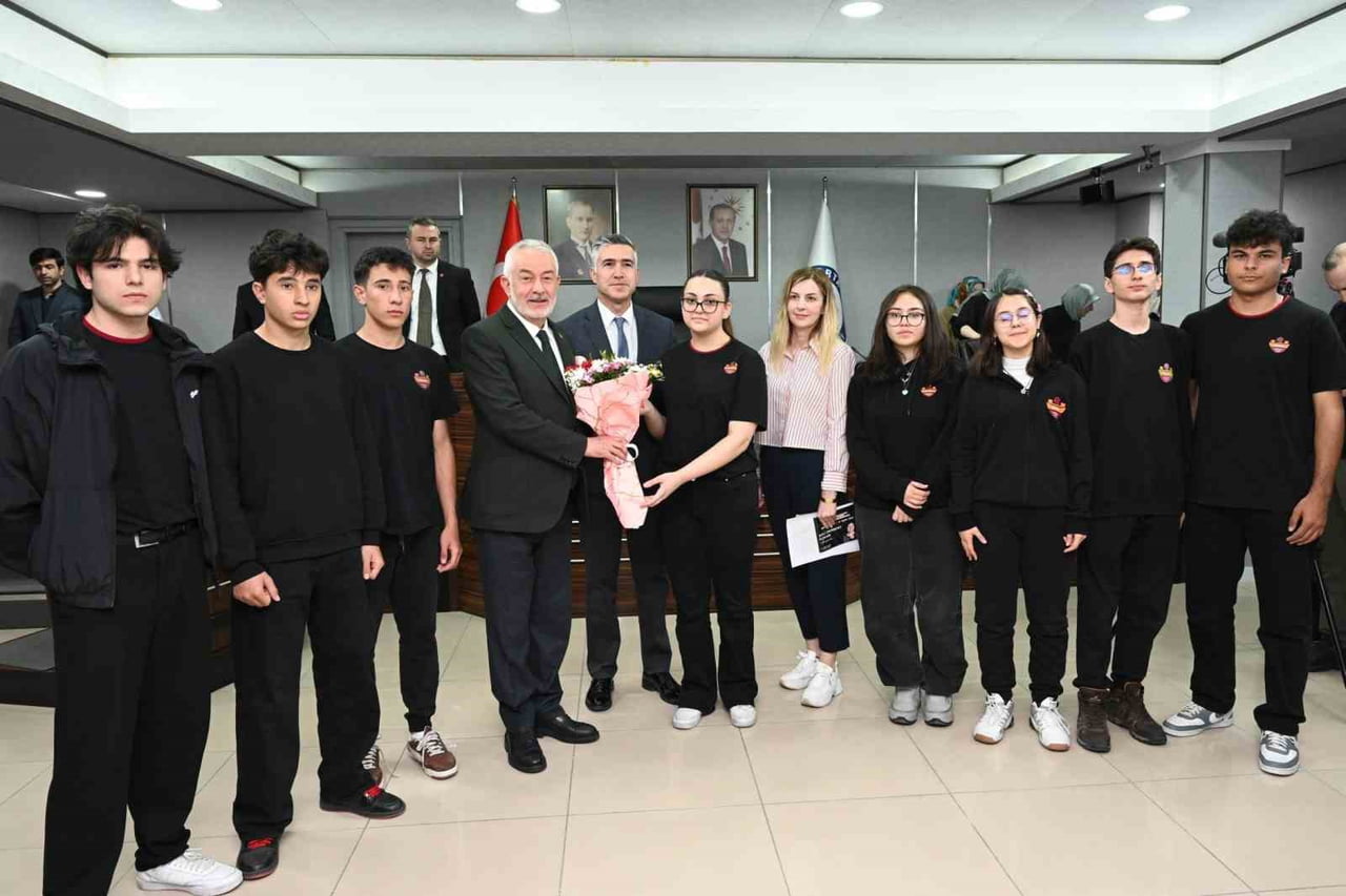 BELEDİYE BAŞKANI ŞÜKRÜ BAŞDEĞİRMEN VE ÖĞRENCİLER