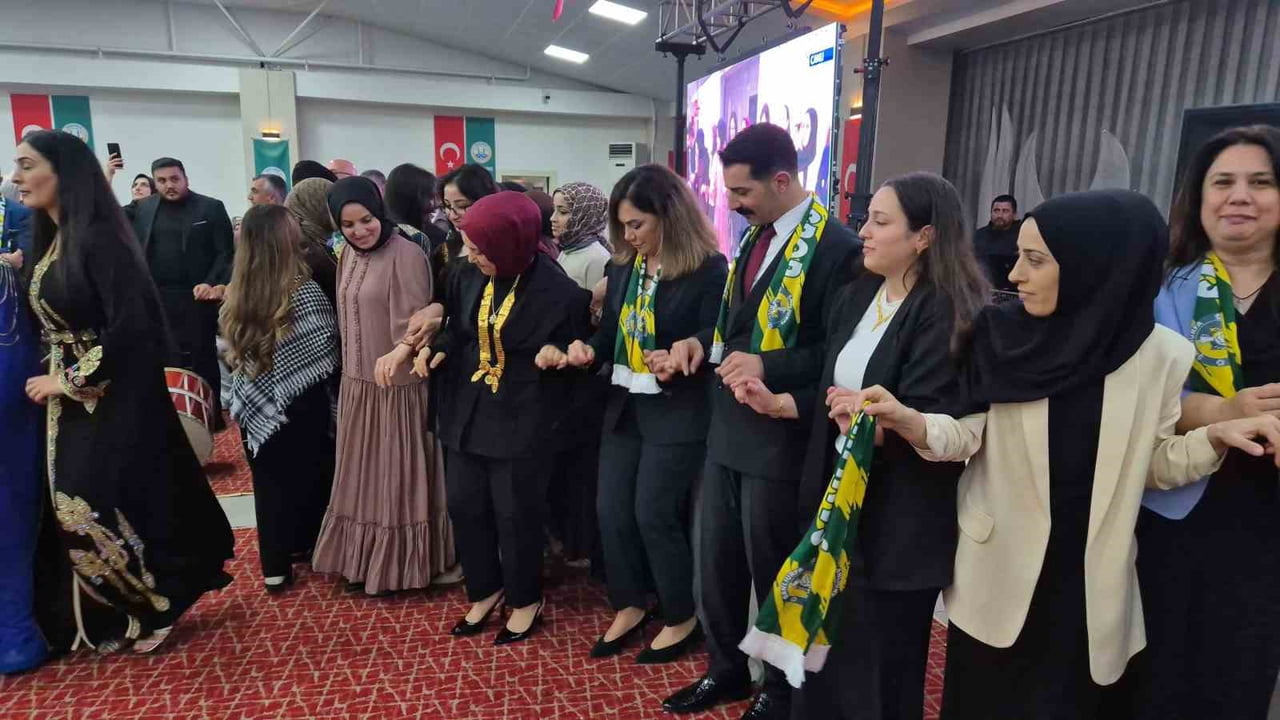 BELEDİYE BAŞKANI VE VEKİLLER HALAY ÇEKTİ