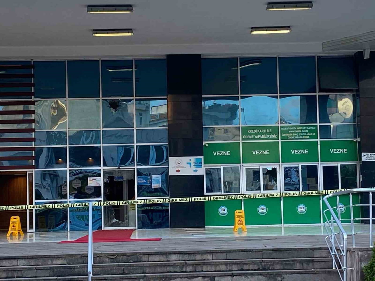 BELEDİYE BİNASI ÖNÜNE MOTOSİKLETLE GELEN BİR ŞAHIS ELİNDEKİ POMPALI TÜFEKLE HİZMET BİNASINA 5 EL...