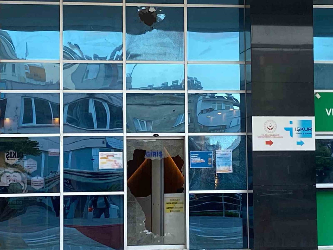 BELEDİYE BİNASI ÖNÜNE MOTOSİKLETLE GELEN BİR ŞAHIS ELİNDEKİ POMPALI TÜFEKLE HİZMET BİNASINA 5 EL...