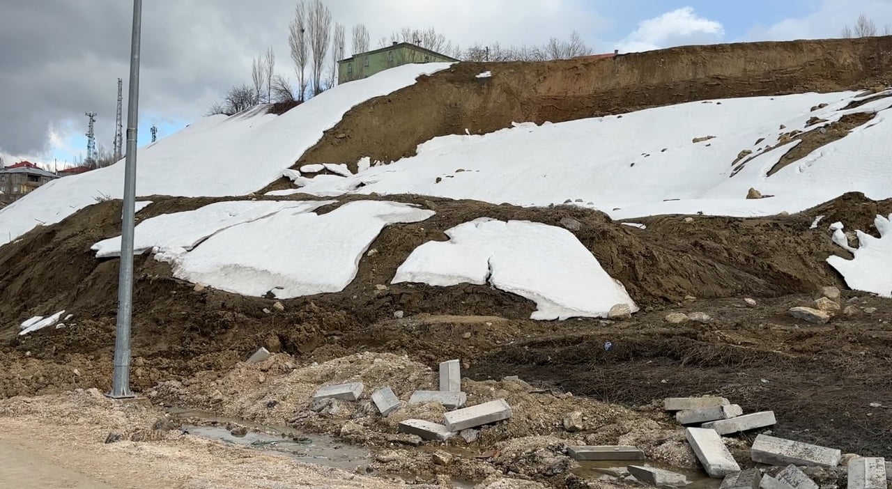 BELEDİYE EKİPLERİ, İŞ MAKİNELERİYLE YOLA İNEN BALÇIK VE KAYA PARÇALARINI KAMYONLARA YÜKLEYEREK...