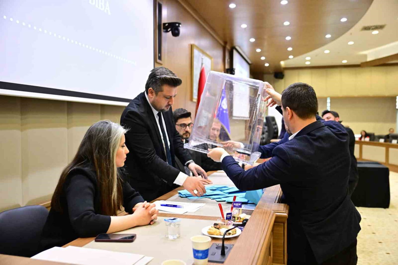 BELEDİYE MECLİSİ, YENİ BAŞKAN VEKİLİNİ SEÇMEK İÇİN BELEDİYE BİNASINDAKİ MECLİS SALONUNDA SEÇİME...
