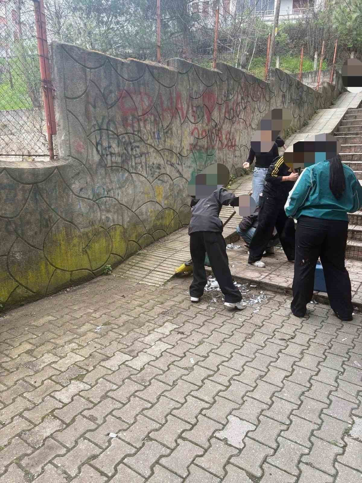 BELEDİYE TARAFINDAN UYARIYA KULAK VEREN  GENÇLER ALANI TEMİZLEYEREK ESKİ HALİNE KAVUŞTURDULAR