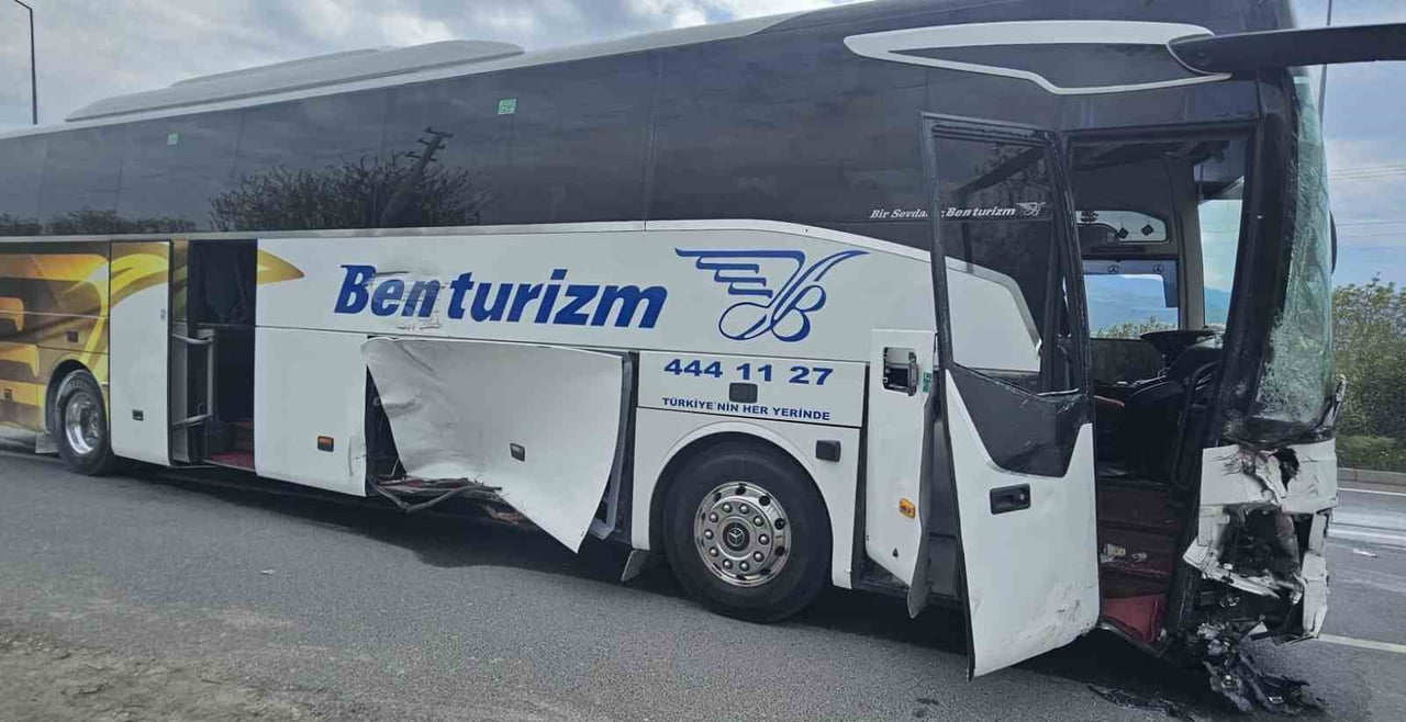 BEN TURİZME AİT YOLCU OTOBÜSÜ VE İKİ MİNİBÜSÜN KARIŞTIĞI ZİNCİRLEME TRAFİK KAZASINDA 1 KİŞİ...