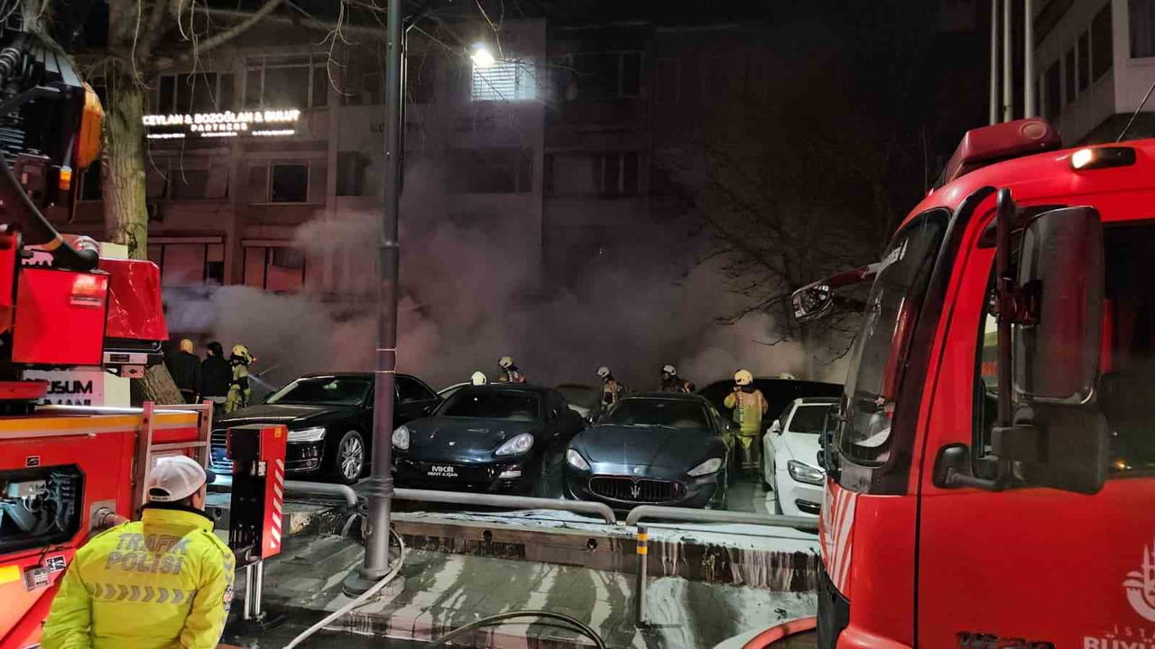 BEŞİKTAŞ'TA ARAÇ KİRALAMA ŞİRKETİNDE ÇIKAN YANGINDA YAKLAŞIK 100 MİLYON DEĞERİNDE 15 ARAÇ ALEVLERE...