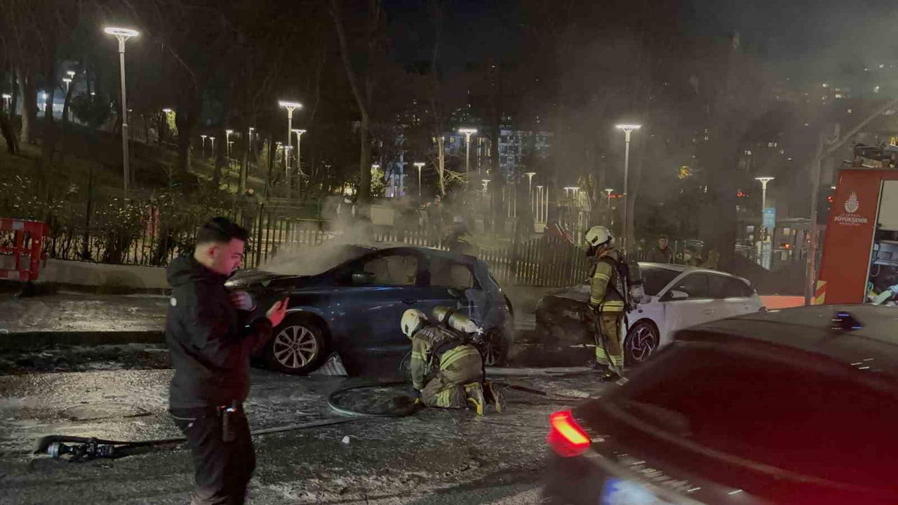 BEŞİKTAŞ'TA PARK HALİNDEYKEN YANAN ELEKTRİKLİ OTOMOBİLDEN YÜKSELEN ALEVLER BAŞKA ARACA SIÇRADI....