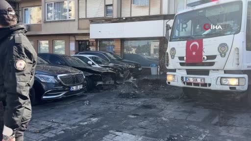 Beşiktaş'taki yangında büyük çapta hasar gören lüks araçlar olay yerinden kaldırıldı