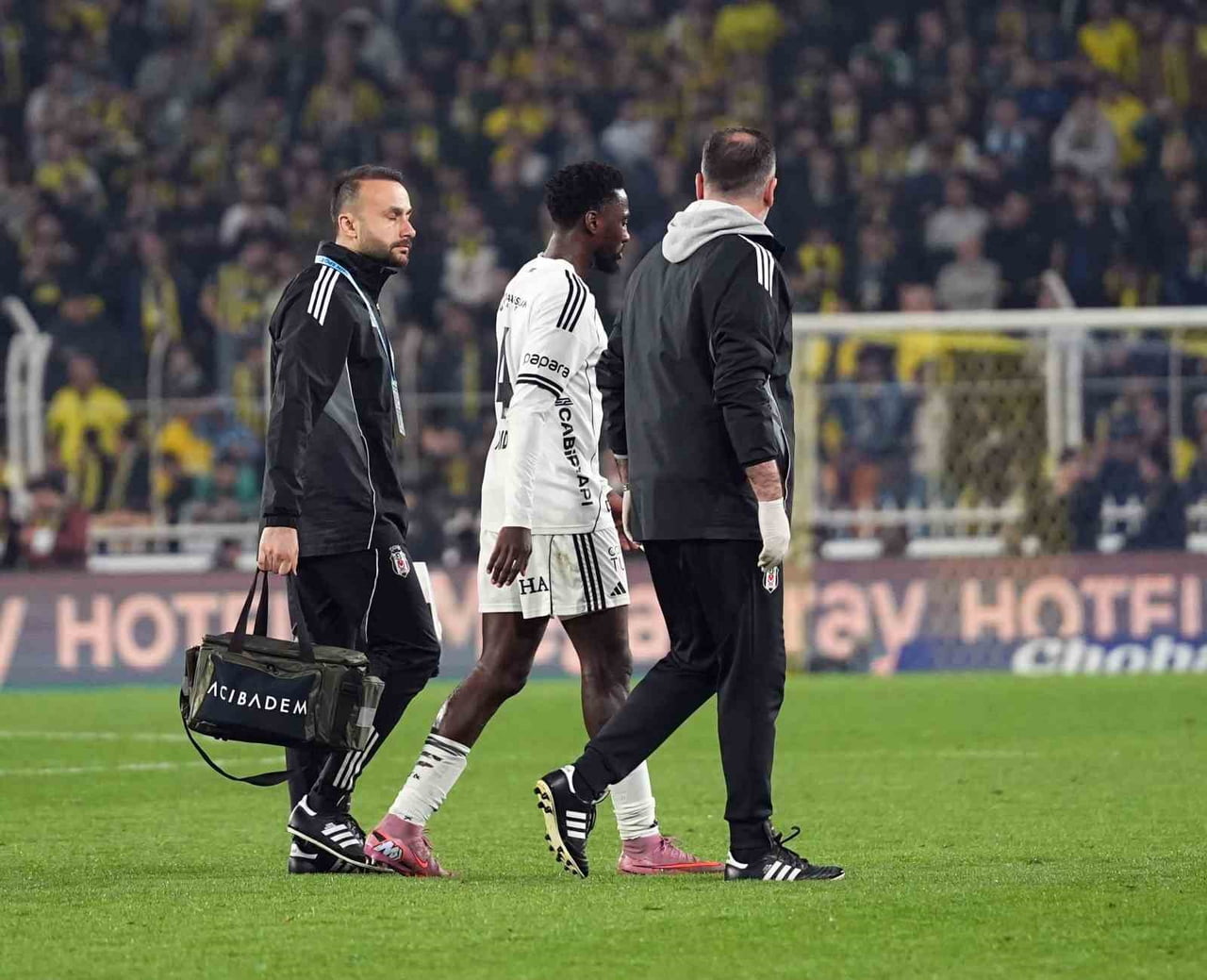 BEŞİKTAŞ KULÜBÜ, FENERBAHÇE İLE OYNANAN DERBİ MÜSABAKASININ 85. DAKİKASINDA UYLUK ARKASINDA AĞRI...