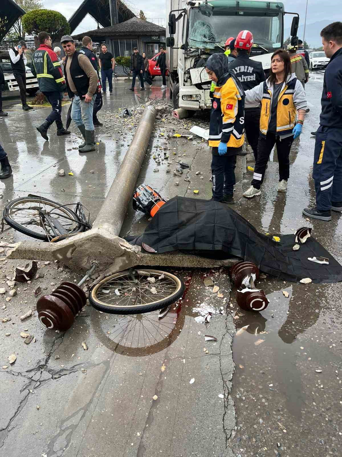 BETON DİREĞİN ALTINDA KALAN BİSİKLETLİ HAYATINI KAYBETTİ