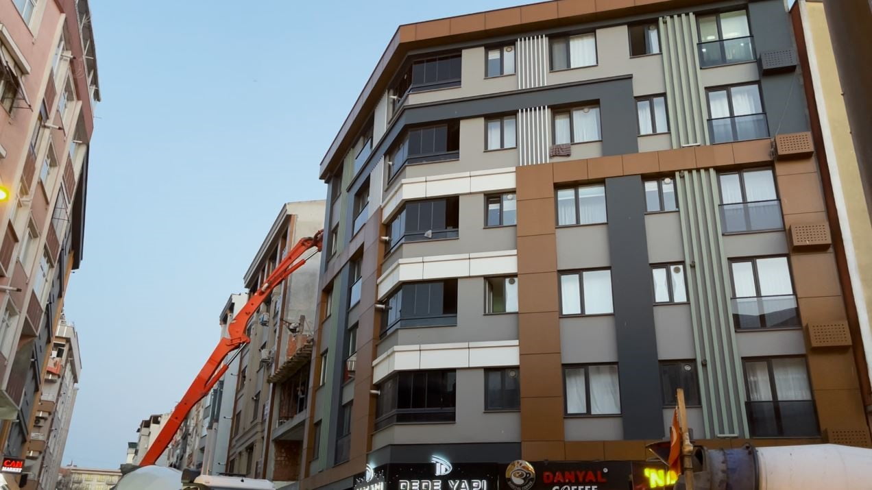 BETON DÖKME İŞLEMİ YAPILDIĞI SIRADA BASINÇ NEDENİYLE BİNANIN 3. KATINDAKİ APARTMAN BOŞLUĞU VE BİR...