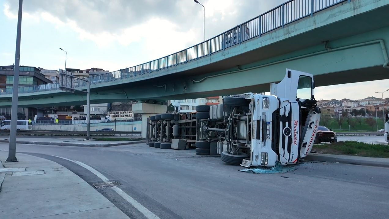 BEYLİKDÜZÜ’NDE VİRAJI ALAMAYAN TIR DEVRİLEREK YAN YATTI. OLAYDA ÖLEN YA DA YARALANAN OLMADI.
