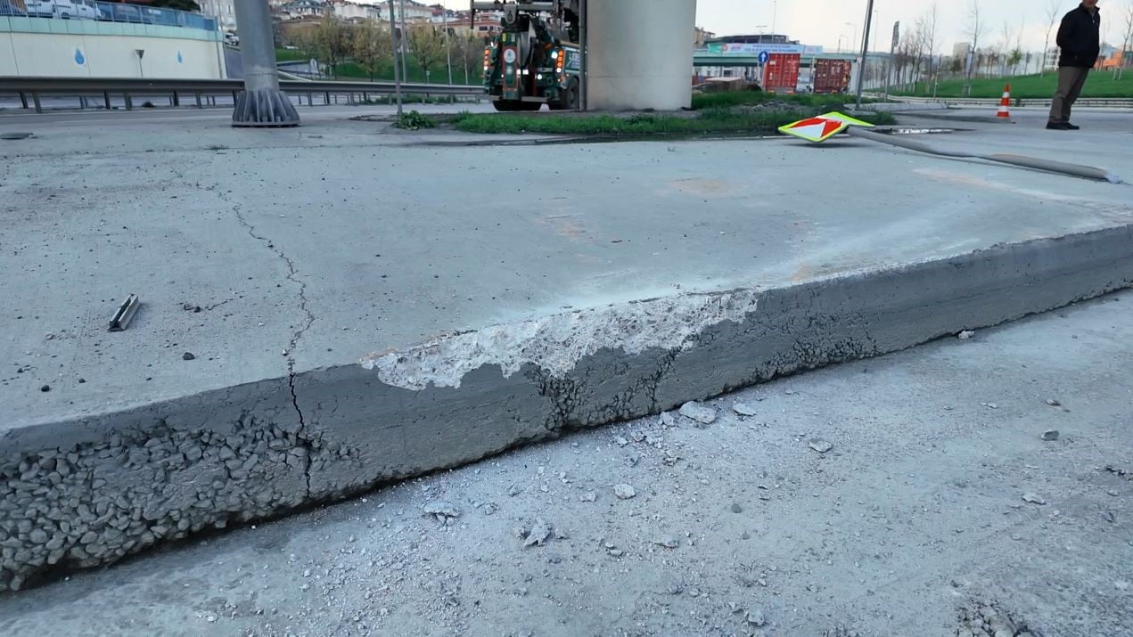 BEYLİKDÜZÜ’NDE VİRAJI ALAMAYAN TIR DEVRİLEREK YAN YATTI. OLAYDA ÖLEN YA DA YARALANAN OLMADI.