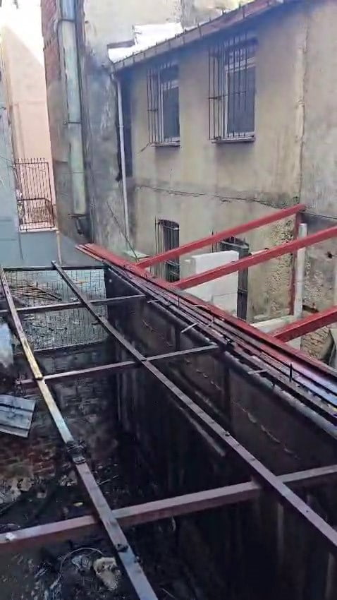 BEYOĞLU İLÇESİNDE KAYNAK YAPILDIĞI SIRADA KIVILCIMIN KOLTUĞA, ORADAN DA 5 KATLI BİNANIN BODRUM...