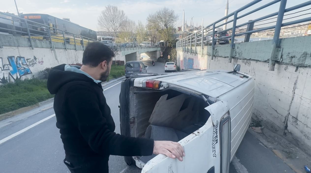 BEYOĞLU’NDA SÜRÜCÜSÜNÜN DİREKSİYON HAKİMİYETİNİ KAYBETTİĞİ HAFİF TİCARİ ARAÇ KALDIRIMA ÇARPARAK...