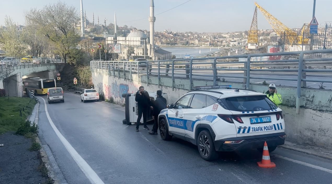 BEYOĞLU’NDA SÜRÜCÜSÜNÜN DİREKSİYON HAKİMİYETİNİ KAYBETTİĞİ HAFİF TİCARİ ARAÇ KALDIRIMA ÇARPARAK...