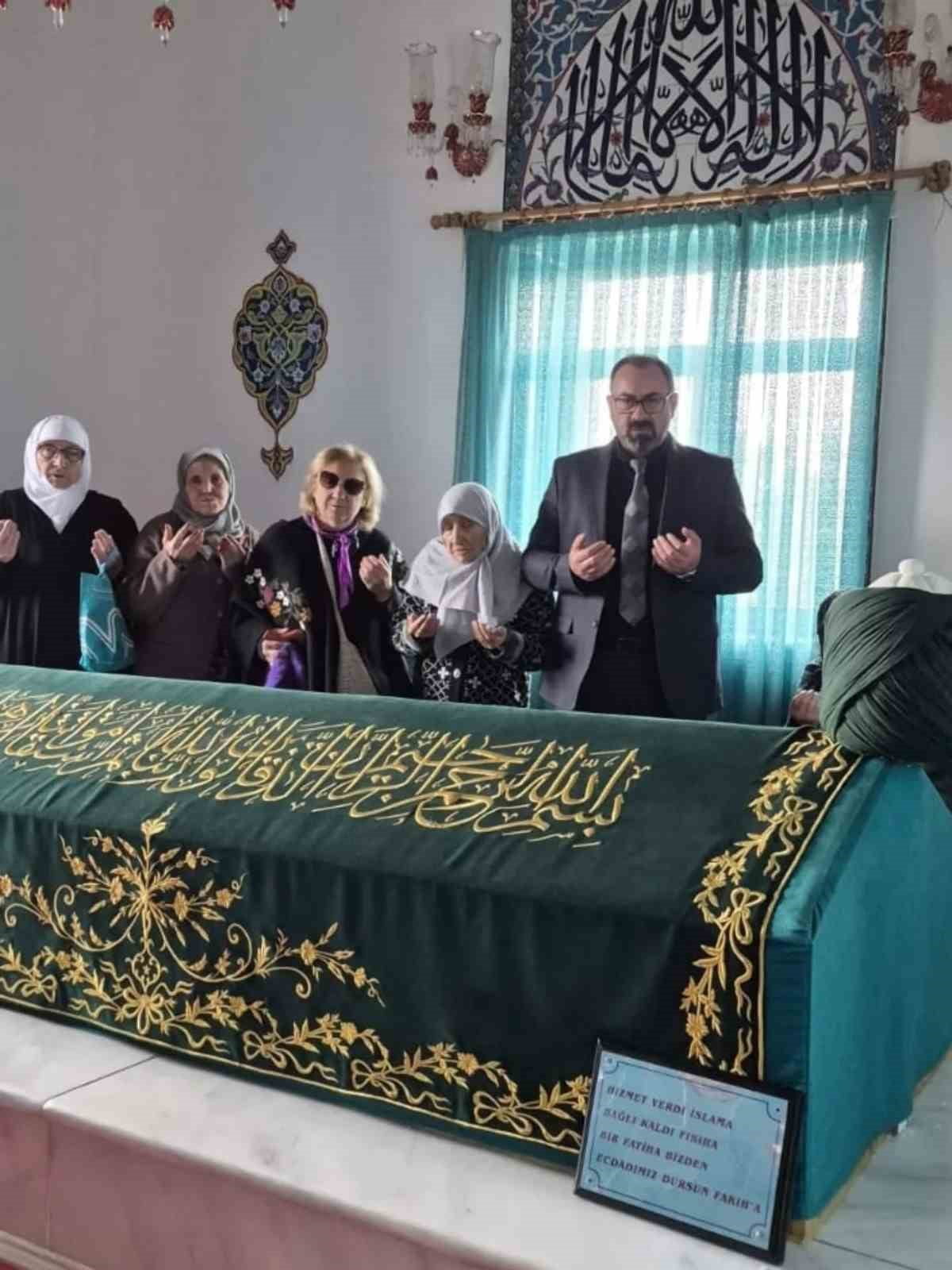 BİLECİK'TE HUZUREVİ SAKİNLERİNDEN TÜRBE ZİYARETİ