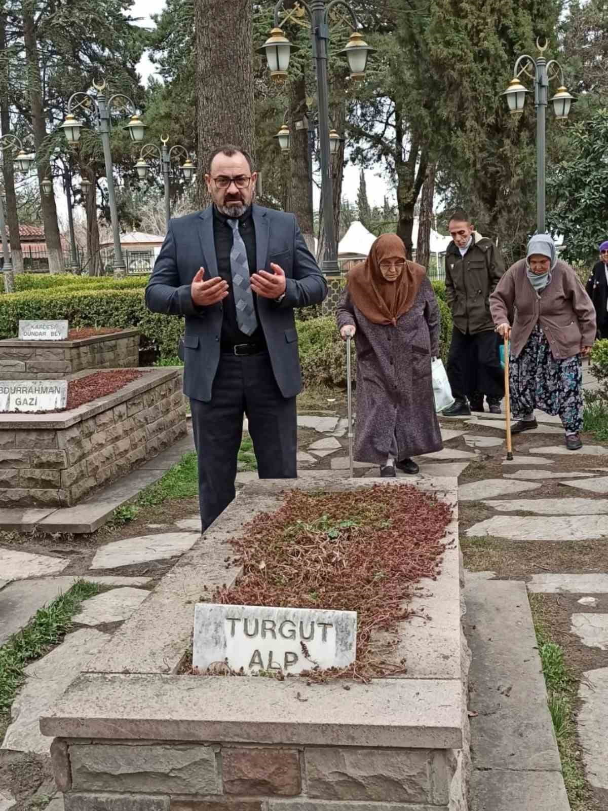 BİLECİK'TE HUZUREVİ SAKİNLERİNDEN TÜRBE ZİYARETİ