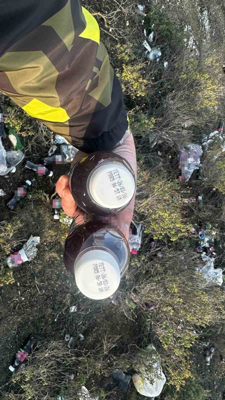 BİLECİK'TE KİMLİĞİ BELİRSİZ KİŞİ YA DA KİŞİLER, TARİHİ GEÇMİŞ YÜZLERCE ŞALGAM SUYU ŞİŞESİNİ...