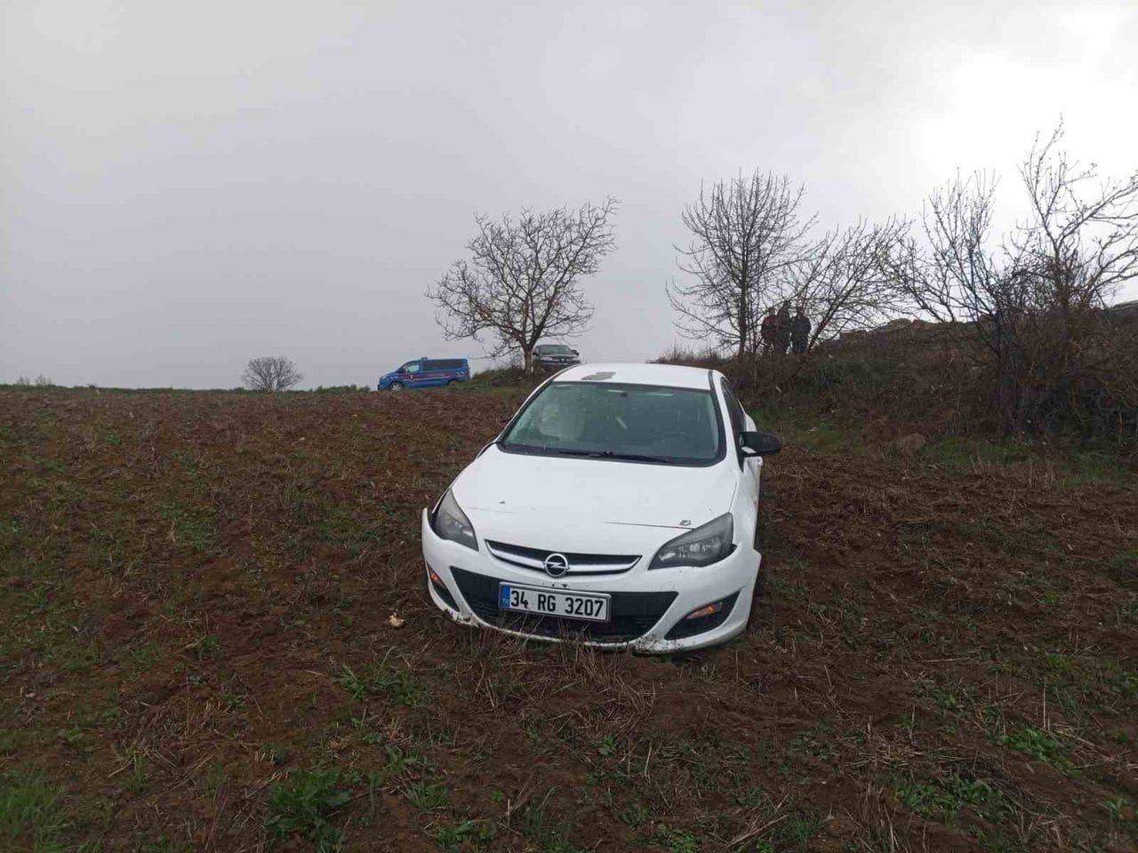 BİLECİK'TE KONTROLDEN ÇIKAN OTOMOBİL TARLAYA UÇARKEN, SÜRÜCÜSÜ AĞIR YARALANDI