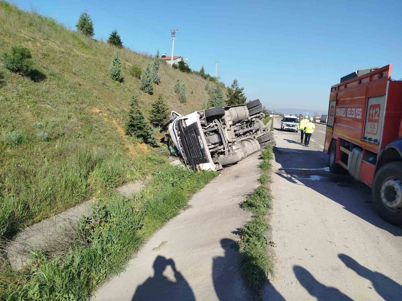 BİLECİK'TE KONTROLDEN ÇIKAN TIR DEVRİLDİ; SÜRÜCÜSÜ YARALANDI