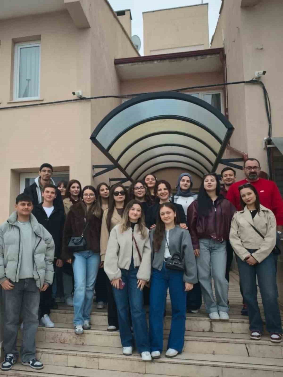 BİLECİK'TE ÖĞRENCİLERDEN HUZUREVİNE ANLAMLI BULUŞMA