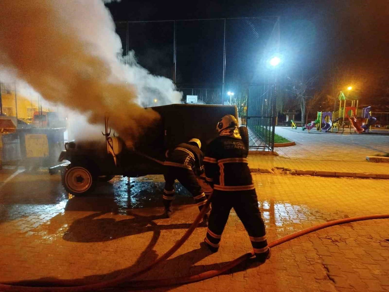 BİLECİK'TE SEYİR HALİNDEKİ ARAÇ ALEV ALDI.