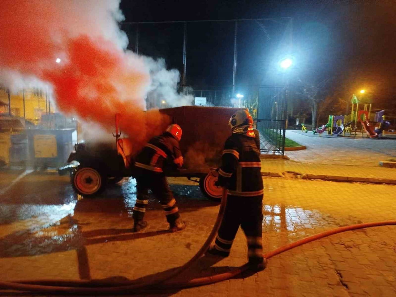 BİLECİK'TE SEYİR HALİNDEKİ ARAÇ ALEV ALDI.