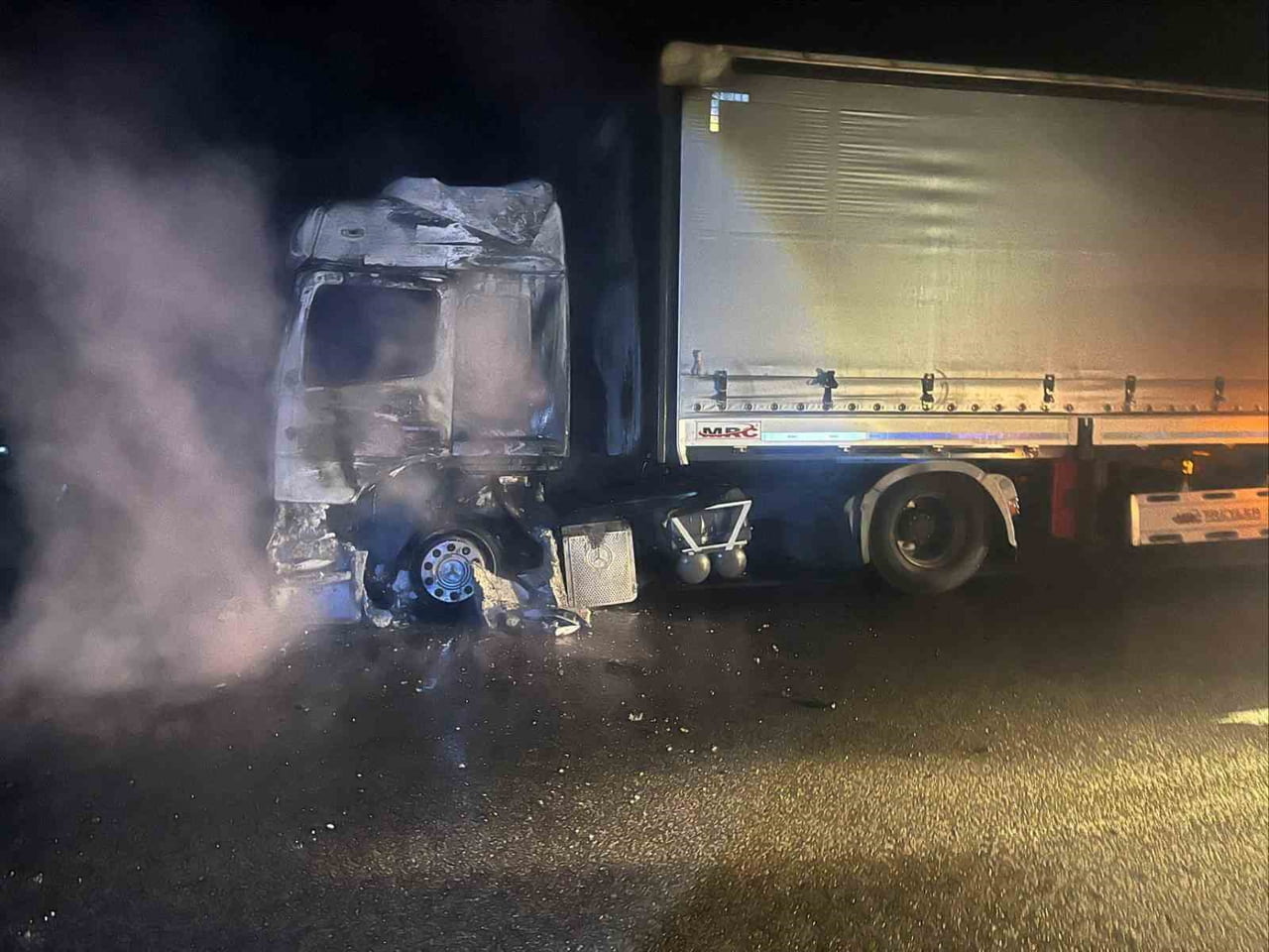 BİLECİK'TE SEYİR HALİNDEKİ TIR BİR ANDA ALEV ALDI