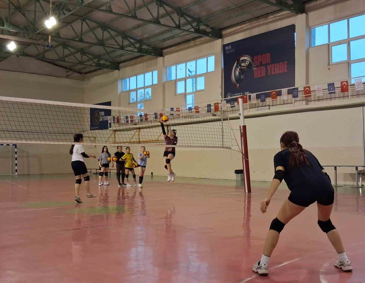 BİLECİK'TE VOLEYBOL ANTRENMANLARI DEVAM EDİYOR